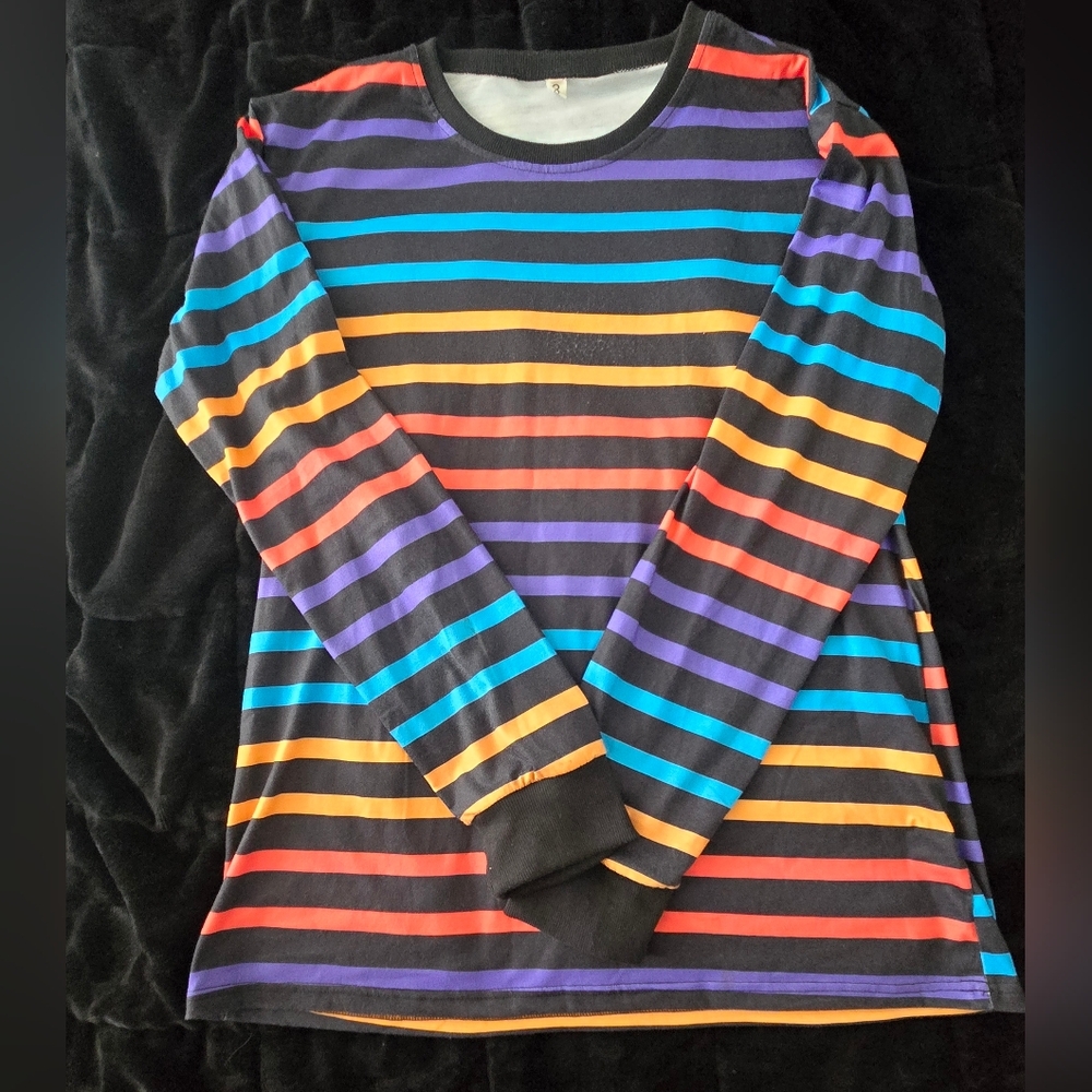 Bold rainbow stripes? Yes, please 🌈🖤 This gender-neutral XL